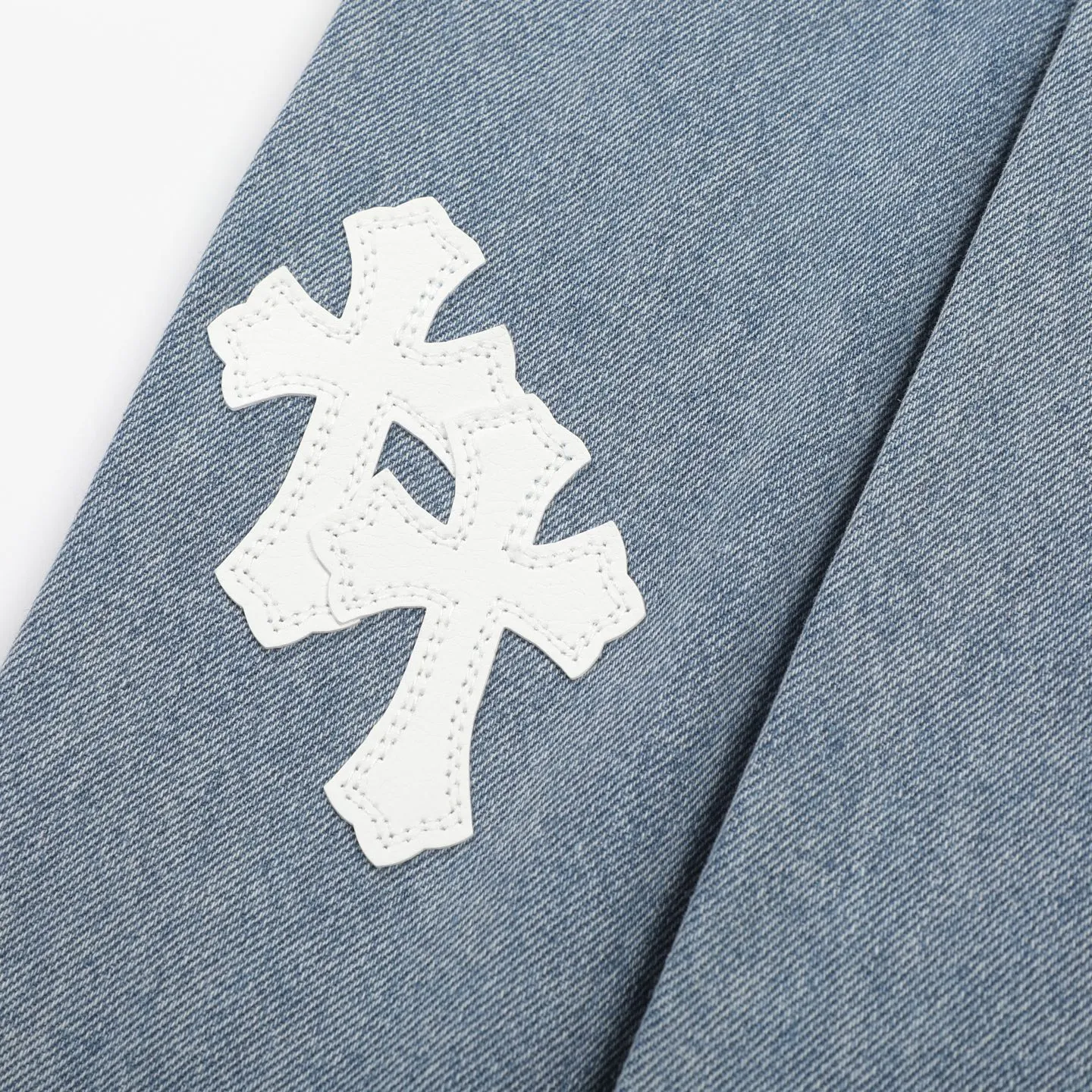 P270 Chrome/Hearts Chrome/Hearts Sanskrit embroidered cross-paved leather denim jacket. The whole piece of clothing is really heavy-duty. It is made of denim denim imported from Japan. It is washed after the finished product. The loss rate is very high. The overall distressed craftsmanship has a stylish upper body. The classic Sanskrit embroidery design on the back. The Behringer embroidery machine is precise and three-dimensional because of the old craftsmanship. From the hardware to the three labels, all molds are re-opened and made to order. 100% restored craftsmanship. Including the silver thread anti-counterfeiting, all are redone this year. All cross leathers are laser aligned. The leather difference is definitely not the same as the super fiber leather on the market. It uses this year’s new sheep leather. The finished embroidery guarantees the overall quality❗️ Color: light blue Size: S M L XL
